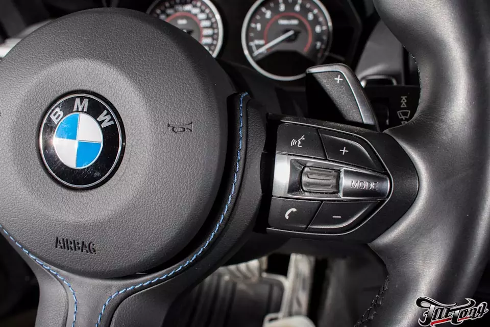 BMW 235i. Пошив дверных карт, центральной консоли и рамки магнитолы в кожу. Установка синих ремней безопасности. Алмазная проточка и окрас дисков.